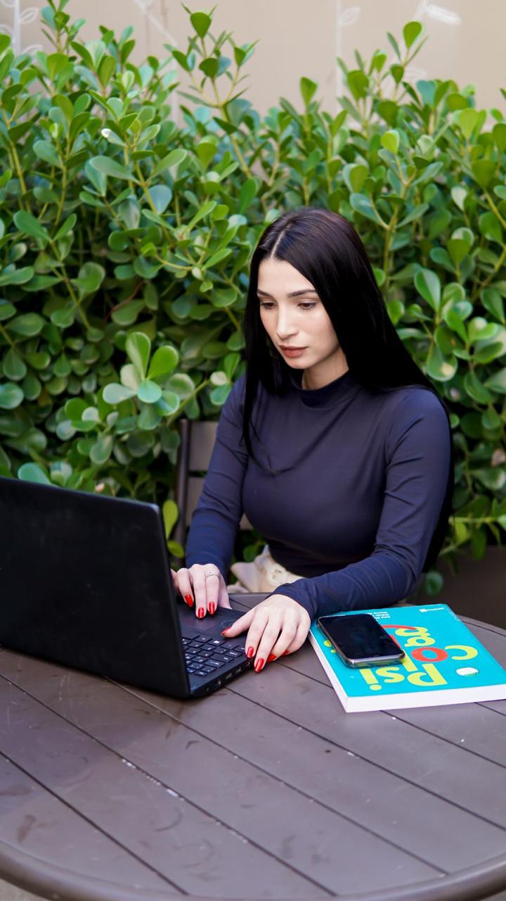 Agatha Grego em atendimento online